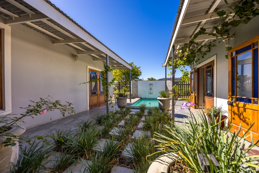 5 Bedroom Property for Sale in Graanendal Western Cape